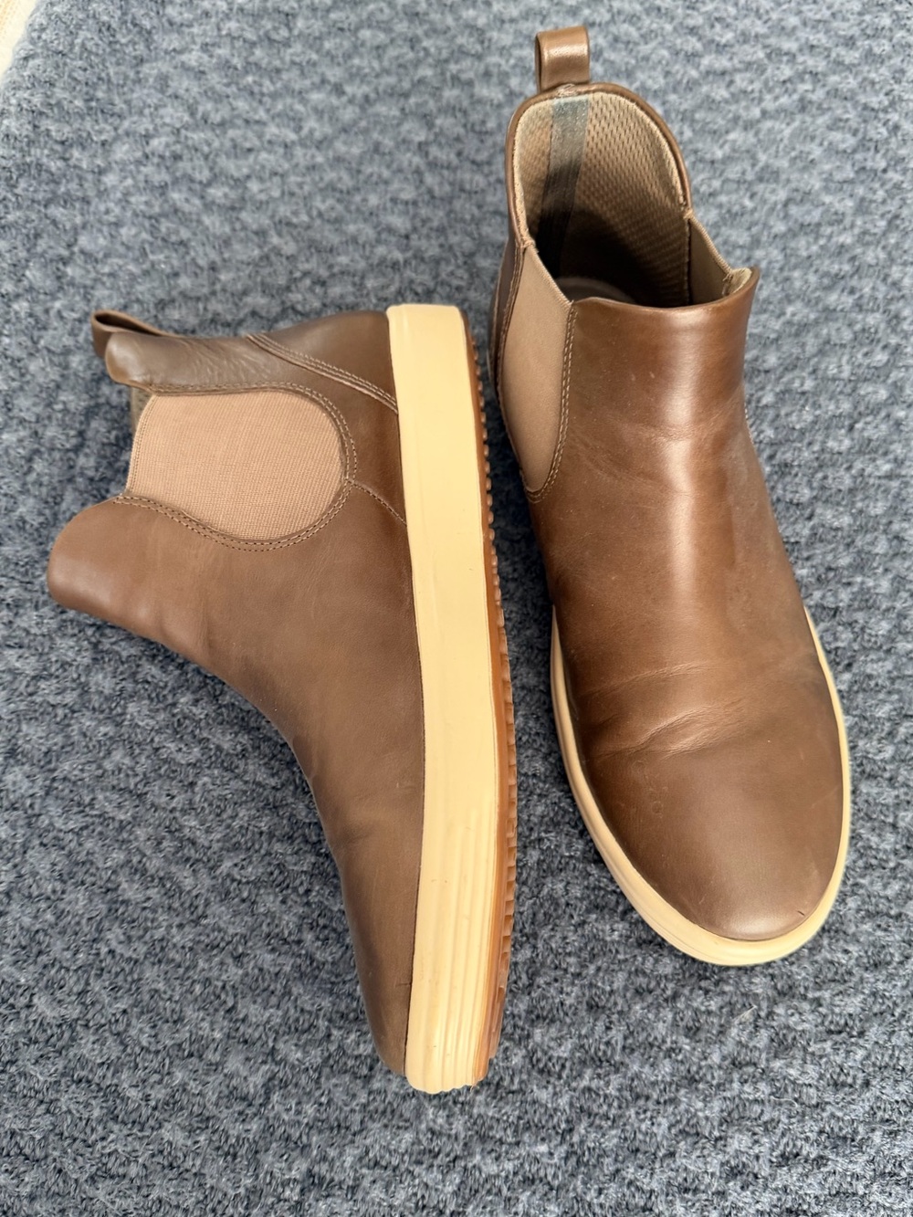 ECCO Women's Soft 39/8-8.5 Chelsea Boot in the taupe/brown leather.